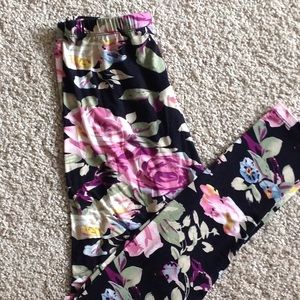 Super cute floral leggings.